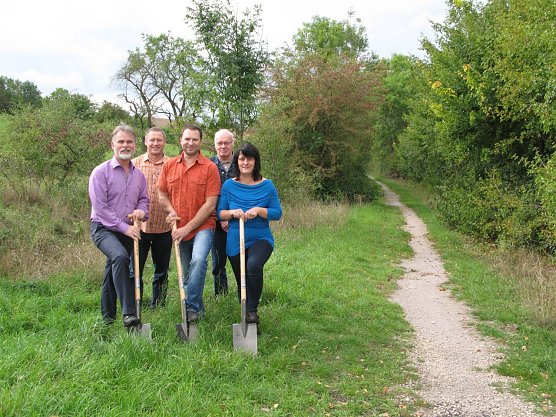 Landrat Harald Zanker, J&ouml;rg Klupak, Peer Muschketat, Klaus Schwarzkopf und Heike Kahnert packten im Rahmen des obligatorischen Spatenstichs kr&auml;ftig mit an.  (Foto: Foto: Landratsamt)