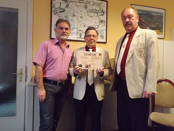 Stephan Wegerich und Wilfried Carius von M&auml;nnergesangsverein "Liederkranz" Horsmar nahmen den symbolischen Scheck &uuml;ber eine Zuwendung in H&ouml;he von 750 Euro von Landrat Harald Zanker entgegen. (v. r.)  (Foto: Foto: Landratsamt)