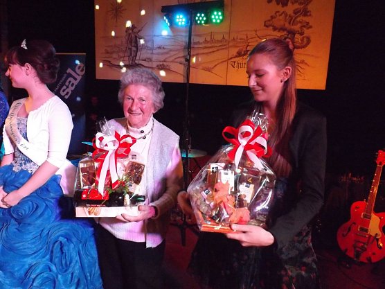 Ilse Wollenhaupt und Lucie Stresow wurden als &auml;lteste und j&uuml;ngste Ehrenamtlerin auf die B&uuml;hne gebeten. (Foto: Foto: Mix)