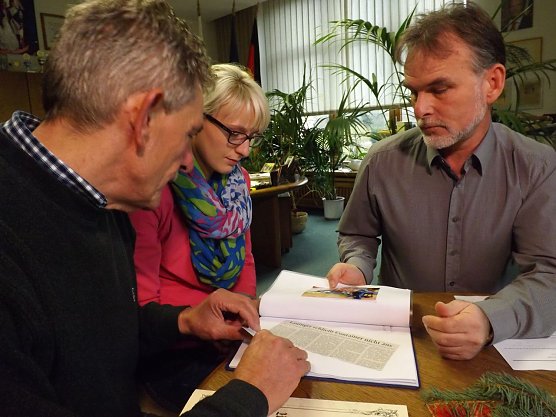 Verena Stolze und Uwe Bellstedt informieren Landrat Harald Zanker &uuml;ber die aktuelle Intergrationsarbeit im Boxclub M&uuml;hlhausen.  (Foto: Foto: Mix)