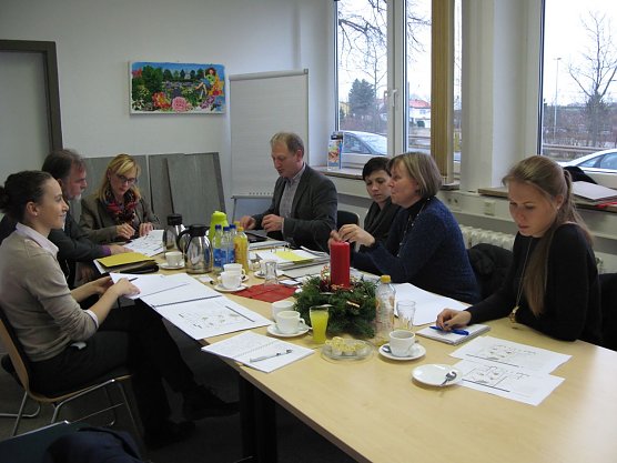 Die Projektgruppe kam am Mittwoch erneut in Erfurt mit Kathrin Wei&szlig;, Gesch&auml;ftsf&uuml;hrerin der Erfurter Garten- und Ausstellungs GmbH (3. von links) und ihrer Mitarbeiterin, Sylvie Eichler (1. v. links),  zusammen. (Foto: Foto: Landratsamt)