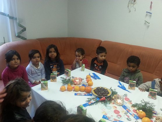 Mit Spannung erwarteten die Kinder aus der Gemeinschaftsunterkunft in Felchta auf die Geschenke. (Foto: Foto: privat)