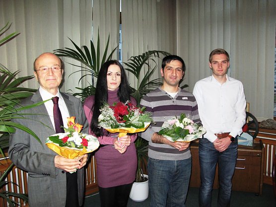 (v.l.) Fawaz Assaad, Anna Magdalena Janik und Mutaz Yunan sind nun deutsche Staatsb&uuml;rger (Foto: Foto: Landratsamt)