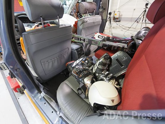 So nicht - auch die Skiausr&uuml;stung kann falsch gepackt zur t&ouml;dlichen Gefahr werden (Foto: ADAC)