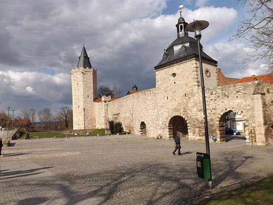 Zur Stadtmauerf&uuml;hrung geh&ouml;rt auch das Innere Frauentor mit Rabenturm. (Foto: Archiv)