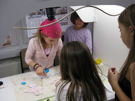 Emsig legen die Sch&uuml;ler jede einzelne Bewegung Bild f&uuml;r Bild und fotografieren sie. (Foto: Foto: Landratsamt)