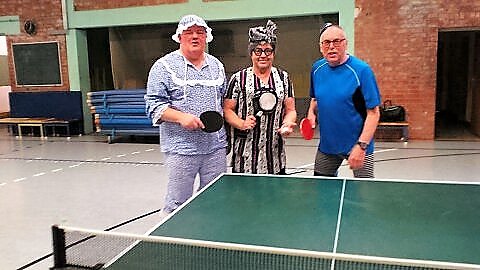 Tischtennis am Rosenmontag bei der SG M&uuml;lana: v. l.: Stephan Hexde, Uli Heydenreich und Dieter Montag.  (Foto: Lindner)