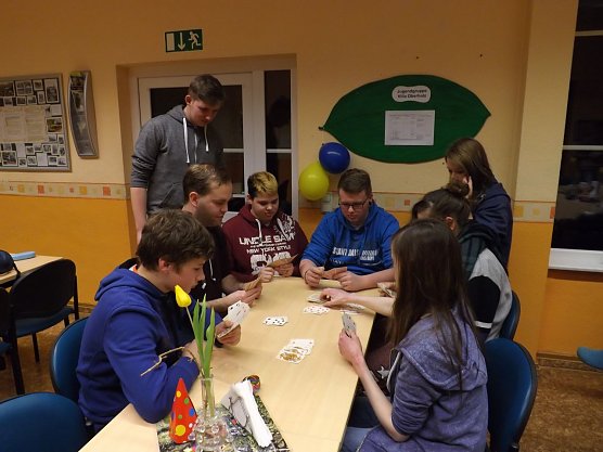 Am Mittwoch stand nach dem Ausflug nach Eisenach ein Spieleabend auf dem Programm. (Foto:  Foto: Landratsamt)