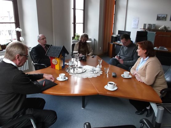 Foto (v. l.): Gespr&auml;chsrunde im Dienstzimmer der B&uuml;rgermeisterin mit Reimund Schulze, Frau Stirnweiss, Pressesprecherin im Rathaus Haldensleben, Herr Ziegenmeyer, Redakteur der Volksstimme Haldensleben, B&uuml;rgermeisterin der Stadt Haldensleben, Regina Blenkle und B&uuml;roleiter der B&uuml;rgermeisterin von Haldensleben, Herr Bierstedt.  (Foto: privat)
