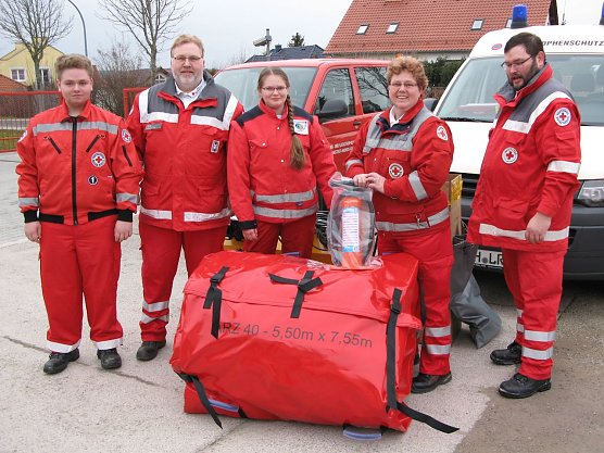 Die Katastrophenschutzeinheit beim Deutschen Roten Kreuz M&uuml;hlhausen erhielt ein schnell aufblasbares Rettungszelt f&uuml;r den Sanit&auml;tseinsatz (Foto: Landratsamt)