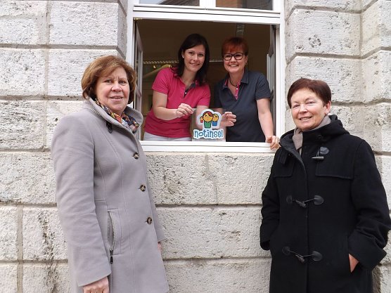 v.l.: Birgit Schmidt, Dr. Carolin Schubert, die zahn&auml;rztliche Assistentin Anette Rangnick (zum Team geh&ouml;rt noch die zahn&auml;rtzliche Fachangestellte Daniela Peters) und Regina Haupt beim Anbringen des Notinselogos am Fenster der Zahnarztpraxis am Untermarkt 23.  (Foto: mix)