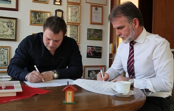 K&ouml;rners B&uuml;rgermeister Matthias Niebuhr gemeinsam mit Landrat Harald Zanker bei der Vertragsunterzeichnung. (Foto: Landratsamt)
