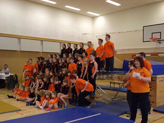 Moderatorin Christine Dittrich (r.) nutzte die Vorstellung der jungen Turnerinnen und Turnern, um allen Unterst&uuml;tzern, Trainern und besonders den Eltern und Gro&szlig;eltern Dank zu sagen.  (Foto: mix)