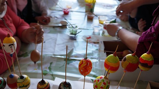 Hunderte Ostereier werden den Garten des Mehrgenerationenhauses zu Ostern schm&uuml;cken. (Foto: MGH)