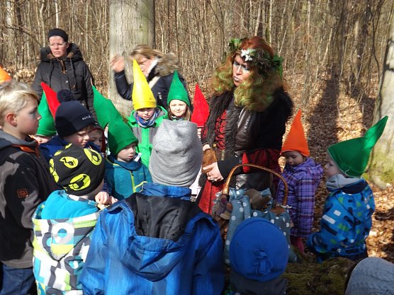 Bei einer kleinen Waldexkursion erfuhren die Kinder einiges &uuml;ber die Flora und Fauna. (Foto: Landratsamt)