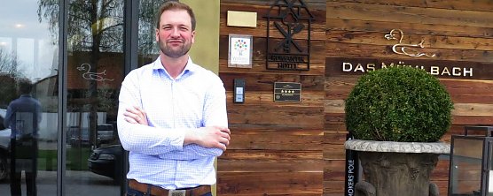 Florian Freudenstein am Hoteleingang (Foto: nnz)