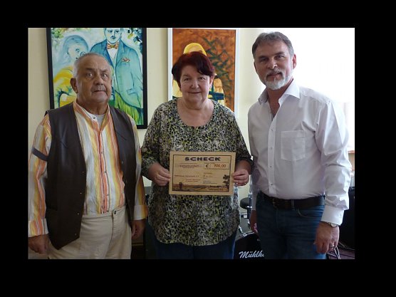 J&uuml;rgen Thormann, Martina Sellmann und Landrat Harald Zanker bei der &Uuml;bergabe des Spendenschecks. (Foto: Pressestelle Landratsamt)