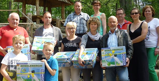 Gruppenbild im Rahmen der &Uuml;bergabe der Technikk&auml;sten (Foto: Kreisverwaltung Unstrut-Hainich)