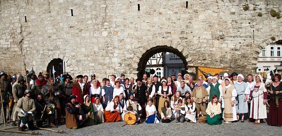Viele engagierte Laiendarsteller unterst&uuml;tzen das Historienspiel. (Foto: Presse Stadtverwaltung)