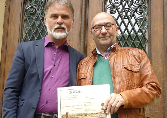 Noch ein Scheck &uuml;bergeben (Foto: Pressestelle UHK)