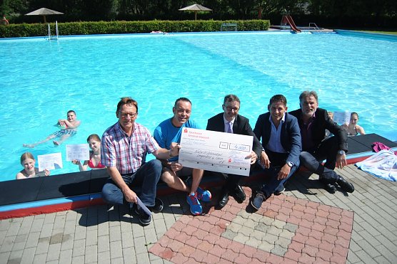 Im Rahmen des Vor-Ort-Termin &uuml;bergab Landrat Zanker auch einen Finanzscheck in H&ouml;he von 400 Euro an den Naturerlebnisbad Lengenfeld unterm Stein.  (Foto: Pressestelle Landratsamt Unstrut-Hainich Kreis)