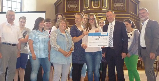 Einen Lottomittelbescheid in H&ouml;he von 1015 Euro &uuml;bergab jetzt der Th&uuml;ringer Innenminister Holger Poppenh&auml;ger an das evangelische Pfarramt Menteroda. (Foto: Pressestelle Landratsamt Unstrut-Hainich Kreis)