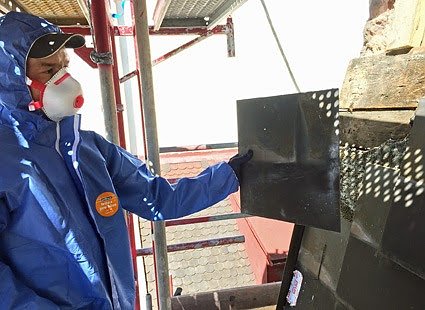 F&uuml;r den Umgang mit asbesthaltigen Stoffen ist eine eigene Zertifizierung nach TRGS 519 Grundvoraussetzung. Au&szlig;erdem schreibt der Gesetzgeber auch eine entsprechende Schutzkleidung vor. (Foto: Krawczyk/HF.Redaktion)