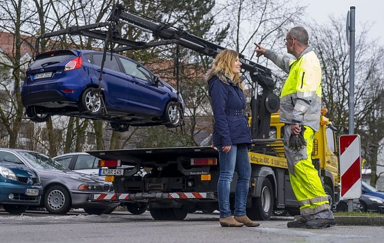 Sicherer Umgang mit Seil und Haken ADAC-Tipps für das Abschleppen von Autos (Foto: ADAC) Sicherer Umgang mit Seil und Haken ADAC-Tipps für das Abschleppen von Autos (Foto: ADAC)