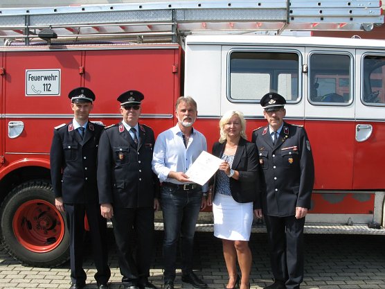 &Uuml;bergeben (Foto: Pressestelle UHK)