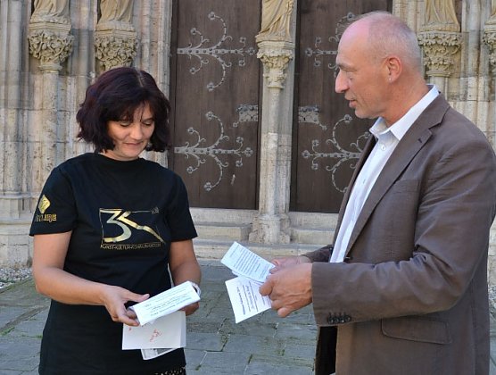 Am Donnerstag zog Markus Edom von der Stadtverwaltung gemeinsam mit Diana Fl&ouml;tenmeyer von der Theaterwerkstatt 3K die Gewinner (Foto: Stadtverwaltung M&uuml;hlhausen)