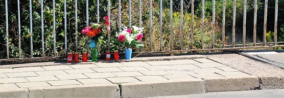 Freunde und Verwandte haben auf der Br&uuml;cke Blumen, Kerzen und letzte Gr&uuml;&szlig;e hinterlassen. (Foto: Jochen Miche)
