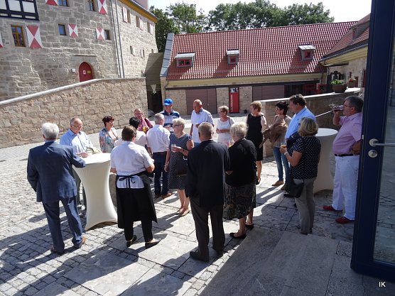 Begr&uuml;&szlig;ung auf der Burg (Foto: Ilka K&uuml;hn)