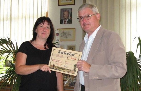 Jessica Motz (Mitarbeiterin Landratsamt) und Gerhard Wegerich bei der Scheck&uuml;bergabe. (Foto: Pressestelle UHK)