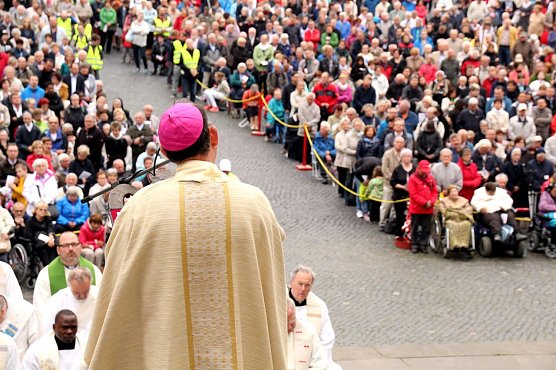 Bei der Predigt (Foto: Peter Weidemann)