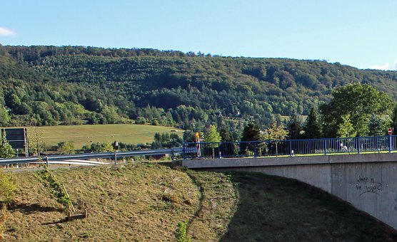 Schwerer Unfall zwischen Abschleppwagen und Br&uuml;cke (Foto: Karl-Heinz Herrmann)
