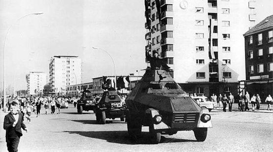 Parade zum 12. Jahrestag der DDR in Eisenh&uuml;ttenstadt (Foto: Bundesarchiv Bild 183-87126-0002, Eisenh&uuml;ttenstadt, 12. Jahrestag DDR-Gr&uuml;ndung, Parade.jpg)