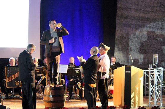 Ministerpr&auml;sident bekam Schl&auml;ge (Foto: Karl-Heinz Herrmann)