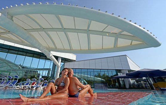 Eines der neuen "Wahrzeichen" der Bad F&uuml;ssinger Thermenlandschaft: Das spektakul&auml;r gestylte Sonnensegel in der Europa Therme. (Foto: Kur- & G&auml;steService Bad F&uuml;ssing)