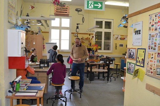 Unter fachkundiger Anleitung von Tischlermeister Mathias Kr&auml;he konnten Sch&uuml;ler der Thomas-M&uuml;ntzer-Schule beim Besuch im Jugendtechnikzentrum des Mehrgenerationenhauses ihr handwerkliches Geschick weiterentwickeln (Foto: Stadtverwaltung M&uuml;hlhausen)