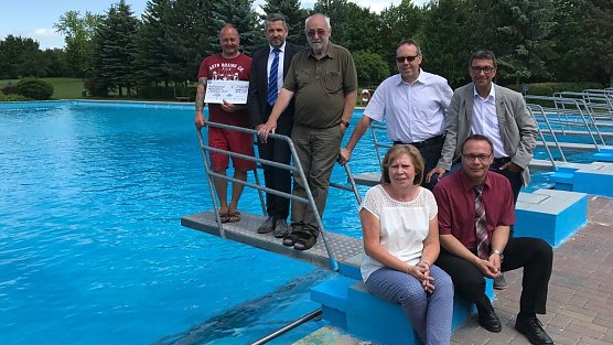 Alles klar f&uuml;r den vierten Badebus (Foto: Landratsamt UHK)
