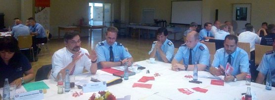 Staatssekret&auml;r Udo G&ouml;tze (links) am Tisch der Gespr&auml;chsrunde Gebietsreform (Foto: Kurt Frank)