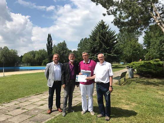 Gestern konnte dem Vorstand ein Spendenscheck in H&ouml;he von 2.200,00 Euro &uuml;bergeben werden. (Foto: Pressestelle Landratsamt Unstrut-Hainich-Kreis)