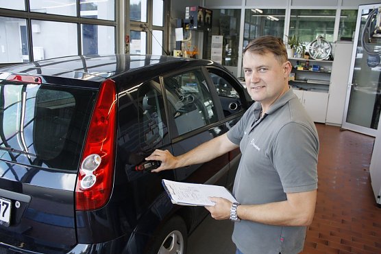 Lackdichte messen (Foto: AHP/Fischer)