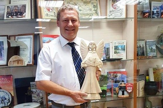 Skulptur &uuml;bergeben (Foto: privat)