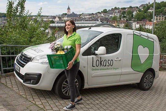 Fahrerin beim Ausliefern (Foto: Lokaso)