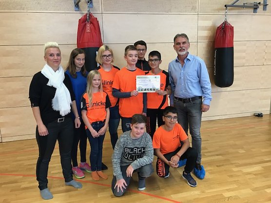 Trainerin Alexandra Anton-Dollhofer mit den Nachwuchssportlern und Landrat Harald Zanker bei der Scheck&uuml;bergabe (Foto: Pressestelle Landratsamt Unstrut-Hainich-Kreis)