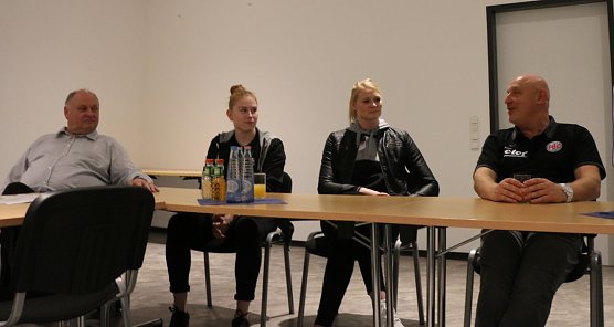v. l.: Helmut Peter, Meike Schmeltzer, Jana Krause und Herbert M&uuml;ller (Foto: Angelo Glashagel)