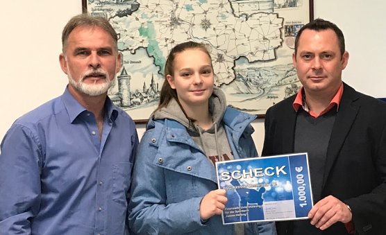 Landrat Harald Zanker w&uuml;rdigte damit die herausragenden Leistungen der 16-j&auml;hrigen Kampfsportlerin Janine Herting aus Menteroda (Foto: Pressestelle Landratsamt Unstrut-Hainich-Kreis)