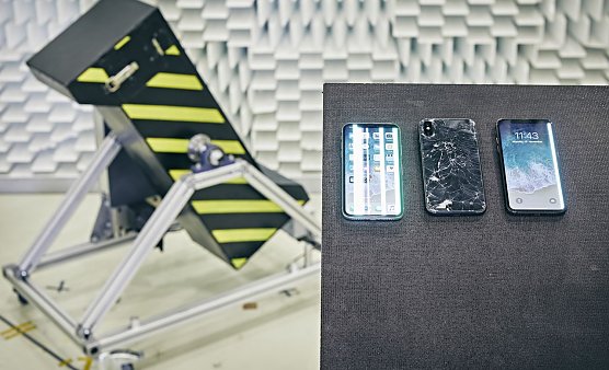 Nach dem Falltest - Streifen im Display und eine zersplitterte R&uuml;ckwand. (Foto: Stiftung Warentest)