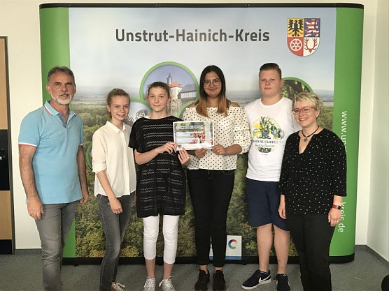 Sch&uuml;lerInnen der Thomas-M&uuml;ntzer-Schule Anna-Lena Braun, Sarah Ebeling, Vanessa Scherchel, Pierre Fl&ouml;ter zusammen mit Schulsozialarbeiterin Maria Weiland bei der Scheck&uuml;bergabe (Foto: Pressestelle Landratsamt Unstrut-Hainich-Kreis)